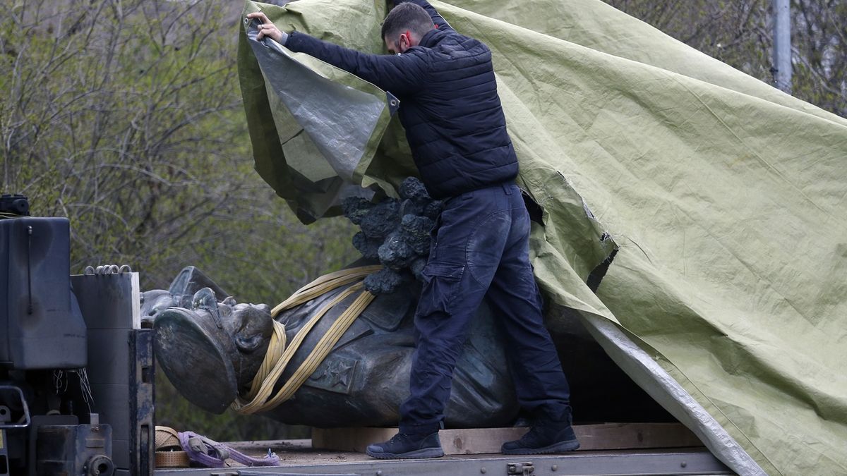 Rusko se vměšuje, řekl Zeman k trestnímu stíhání za odstranění sochy Koněva